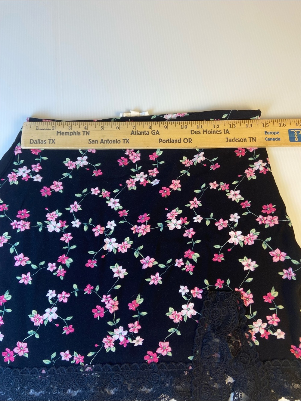 L.A. Hearts Floral Lace Trim Mini Skirt Black Pink Coquette Size M - Picture 3 of 5